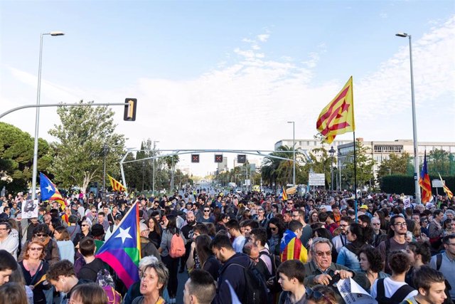 Unos Manifestantes Protestan Contra El Rey Frente Al Palau De