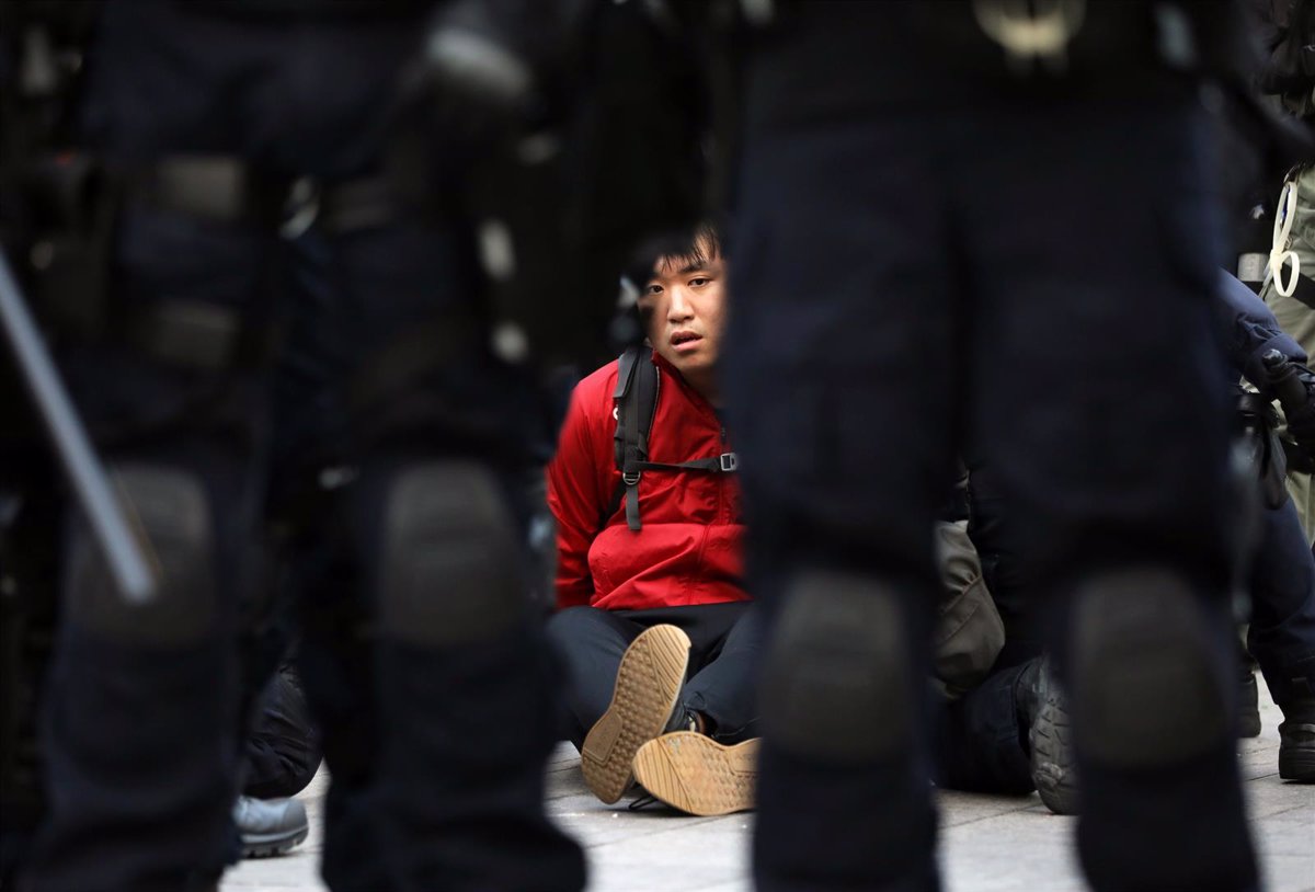 Comienzan De Nuevo Los Enfrentamientos Entre Polic A Y Manifestantes En