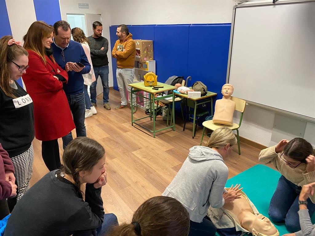 Una asociación de autismo participa en un taller de primeros auxilios y