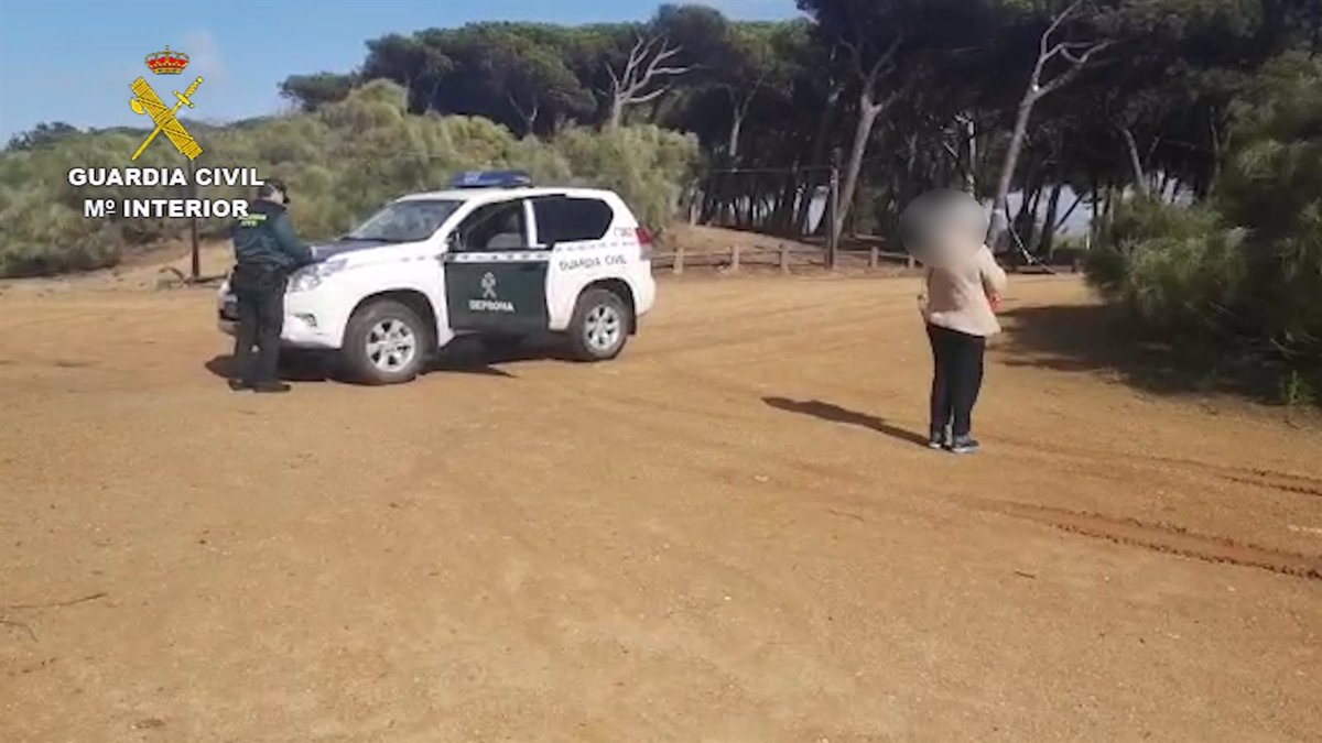 La Guardia Civil Sorprende En Isla Cristina Huelva A Dos Personas