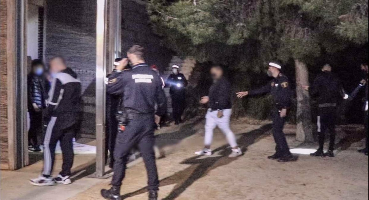 Desalojan un macrobotellón con más un centenar de jóvenes en el parque