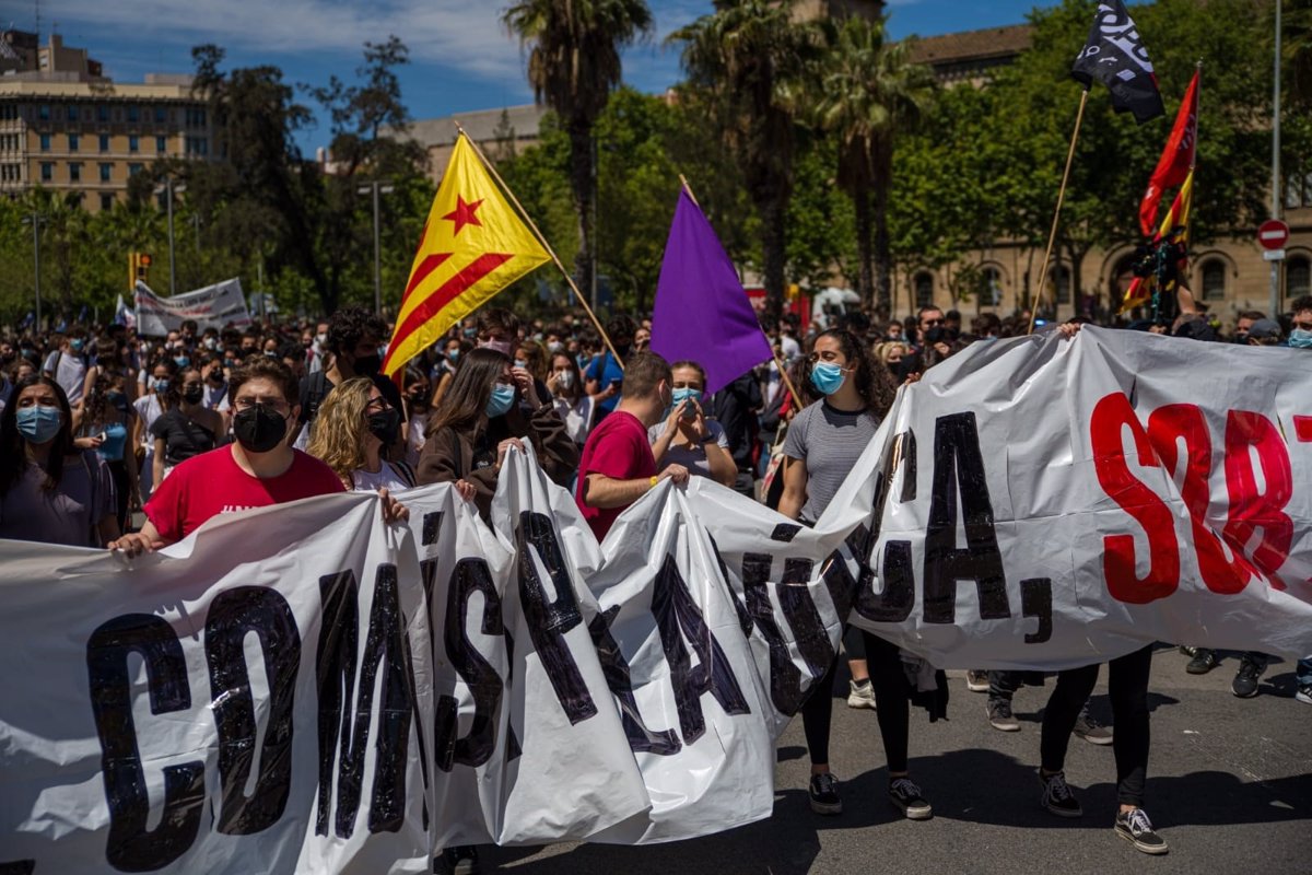 Centenares De Estudiantes Se Manifiestan En Barcelona Contra La Crisis