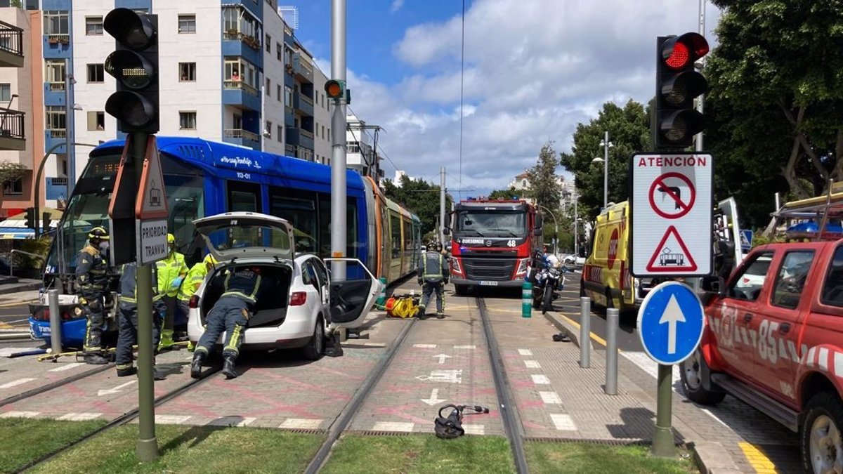 Un Coche Colisiona Contra El Tranv A En La Cruz Del Se Or