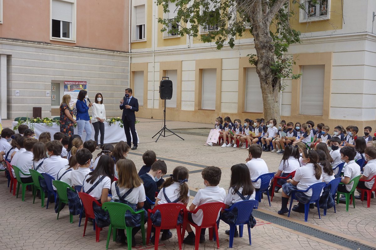 Alumnos del colegio Sagrado Corazón presentan al alcalde de Granada