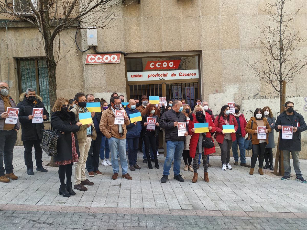 Ccoo Se Concentra En C Ceres Para Pedir Que Acabe La Guerra Y Que Putin