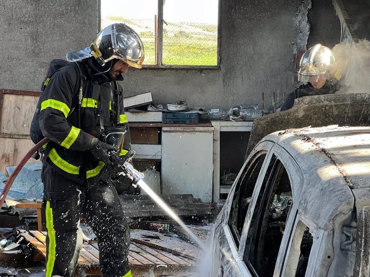 Extinguido un incendio en una nave agrícola con chatarra y ruedas en