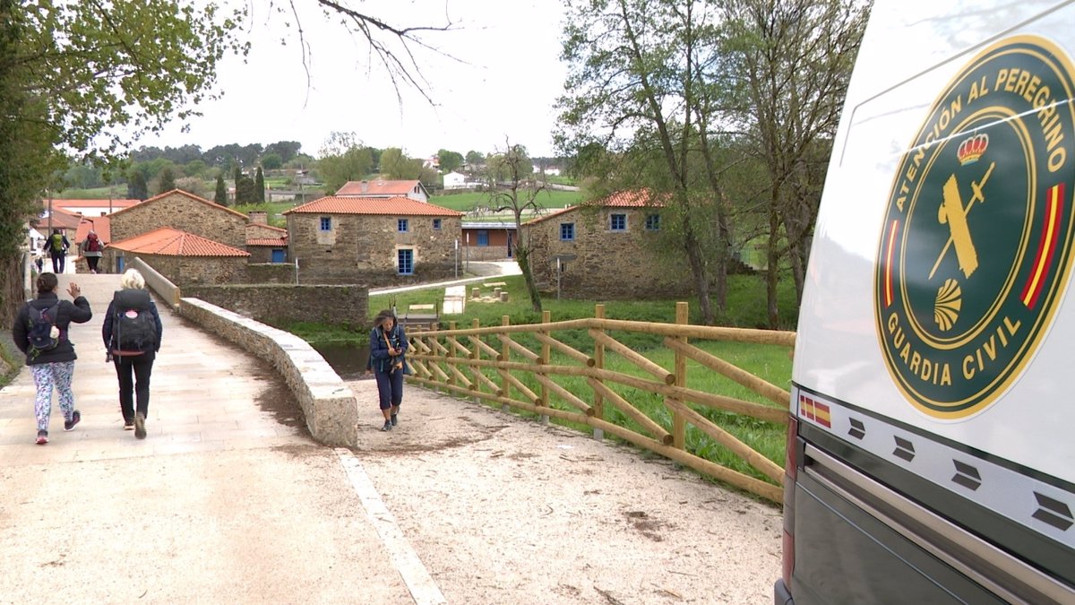 Los Vigilantes Del Camino Casi Agentes De Guardia Civil Y