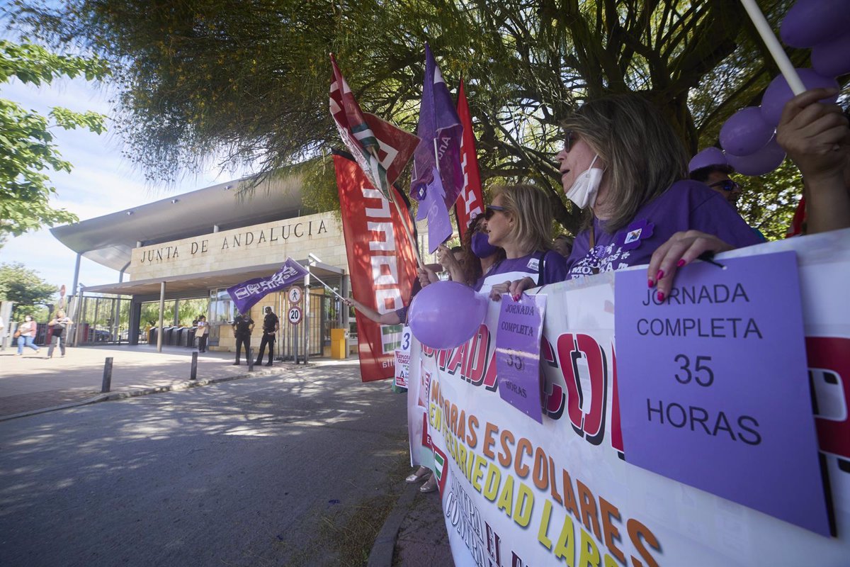 CCOO califica de éxito el apoyo a la huelga de monitoras escolares