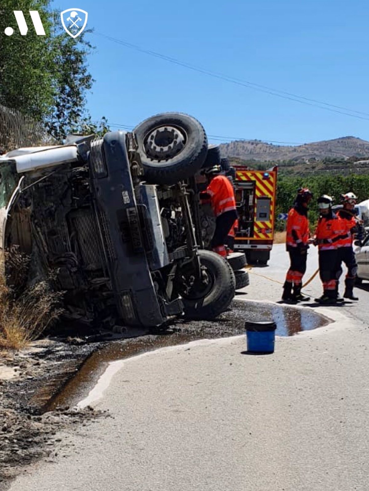 Herido El Conductor De Un Cami N Al Chocarse Contra Un Muro Y Volcar En