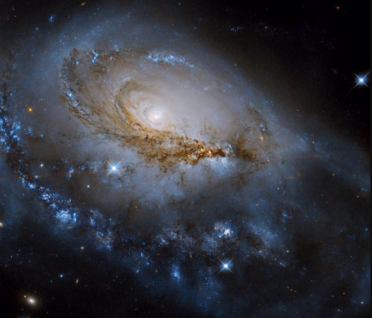 Hubble Estudia Una Espiral Espectacular