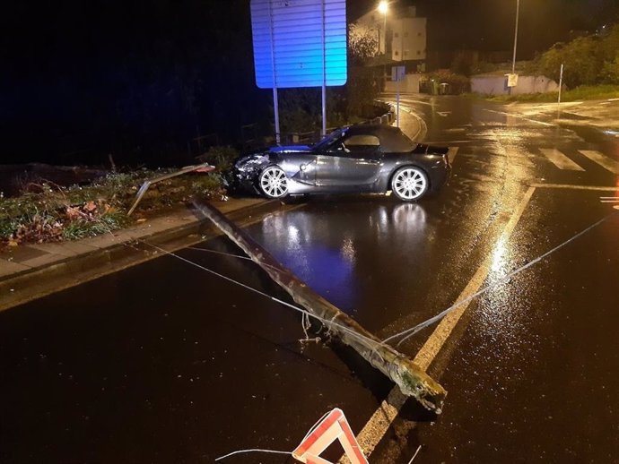 Un conductor ebrio choca contra una señal y un poste de madera en Lugo