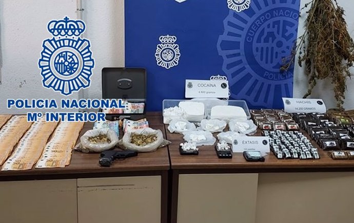 Detienen A Seis Personas Y Desmantelan Un Punto De Venta De Droga En Un