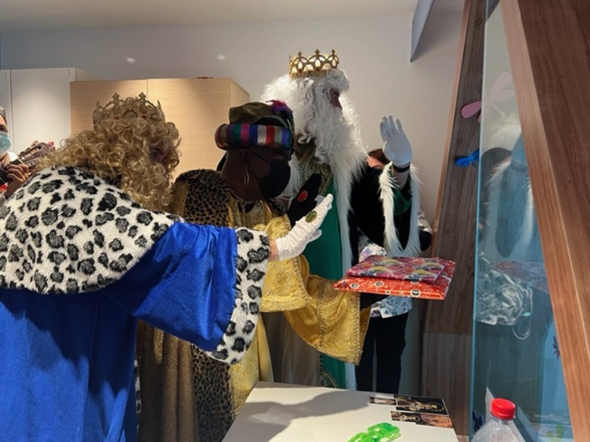 Los Reyes Magos Visitan A Las Personas Ingresadas En Los Hospitales De