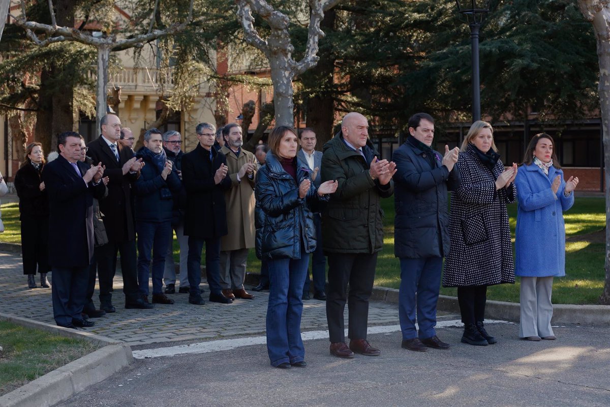 Ma Ueco Y Varios Consejeros Guardan Minuto De Silencio Para Condenar El