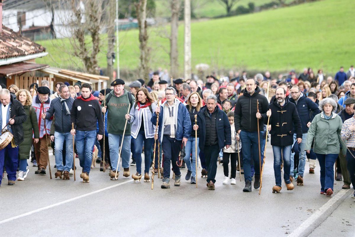 Torrelavega acoge la tradicional subida a La Montaña en albarcas por