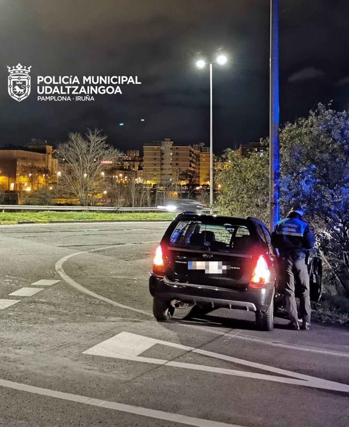 Un Conductor Choca Contra Una Farola En La Rotonda De Ofitas Y Triplica