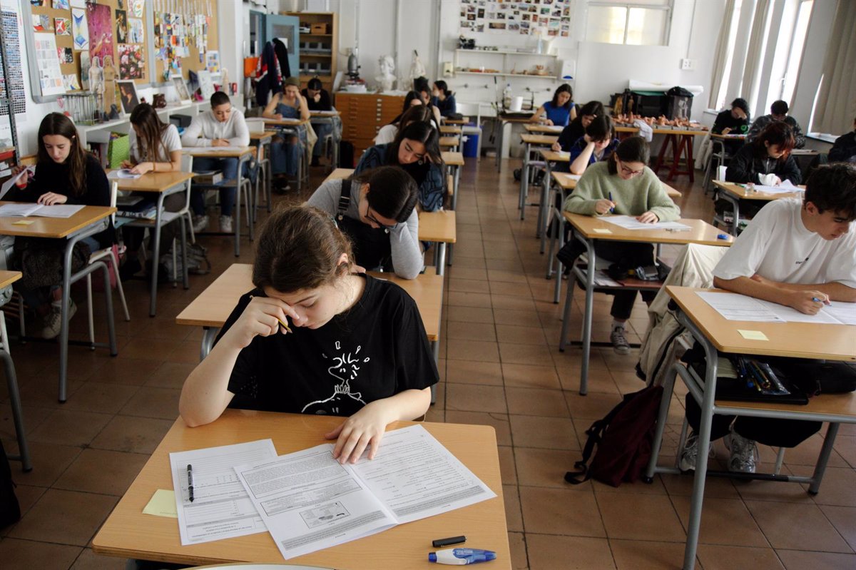 Estudiantes Que Han Participado En La Prueba Piloto De La EBAU Reclaman