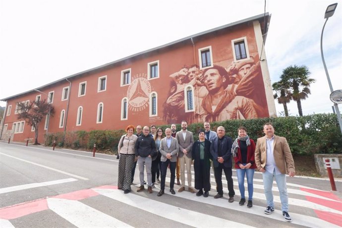 Campuzano Visita Un Mural Sobre Las Brigadas Internacionales En L