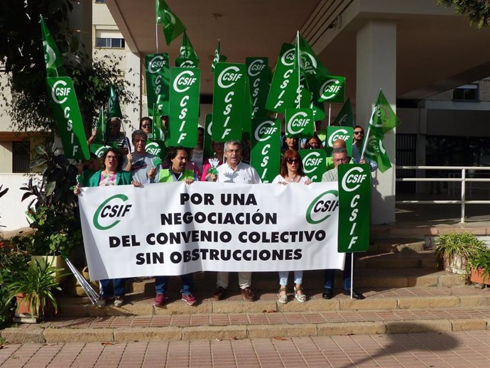 Csif C Rdoba Se Concentra En Protesta Por El Retraso Injustificado En