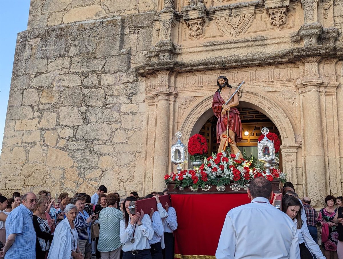 Los vecinos de Montefrío Granada sacan en procesión al Señor de las