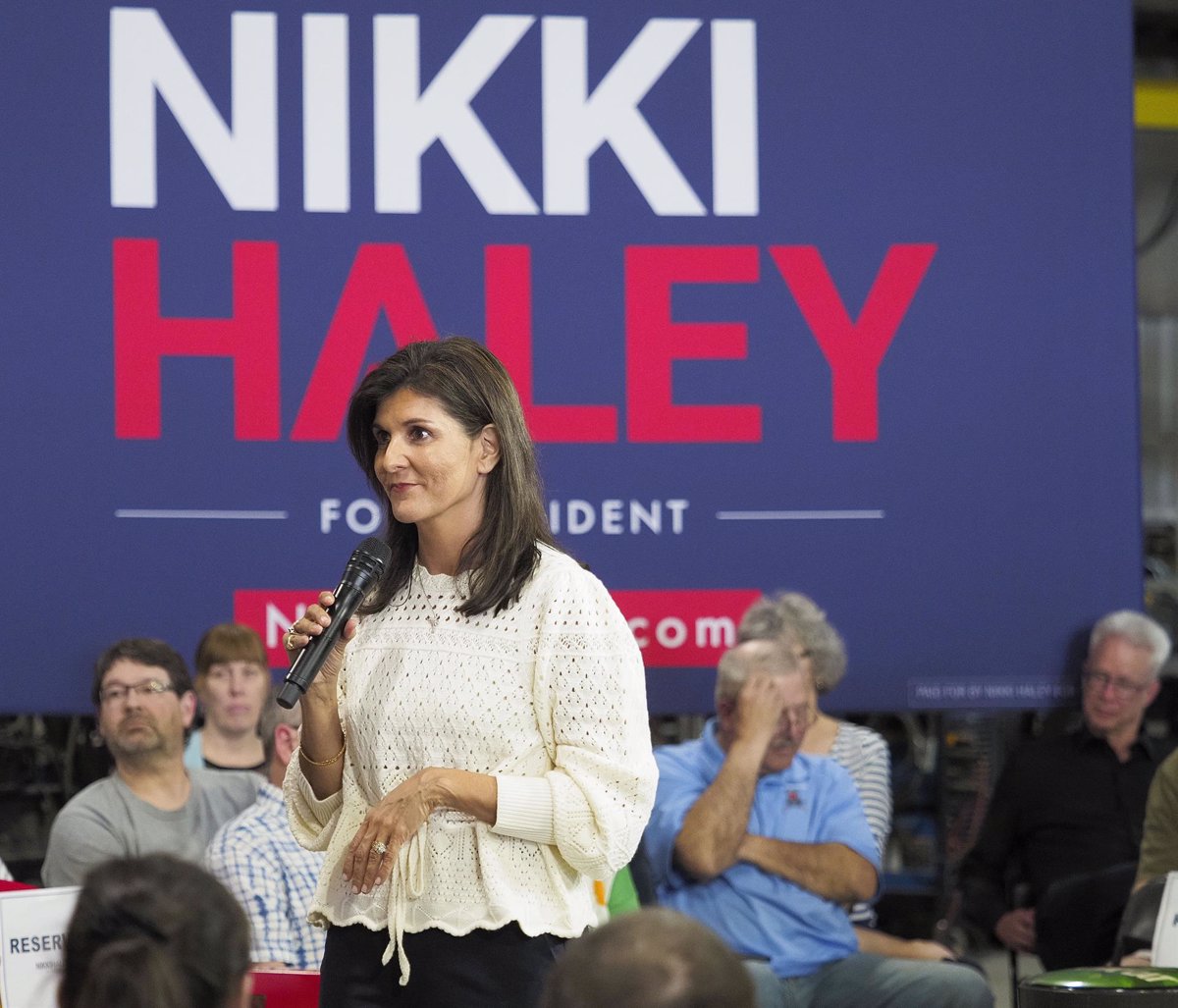 El equipo de campaña de la candidata republicana Nikki Haley carga