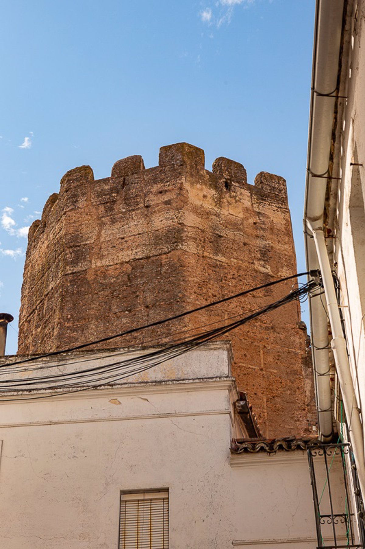 Las obras de restauración de la muralla de Cáceres se reanudan con