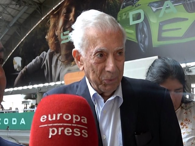 Mario Vargas Llosa Reaparece Junto A Su Hijo Gonzalo Y Confirma Que El