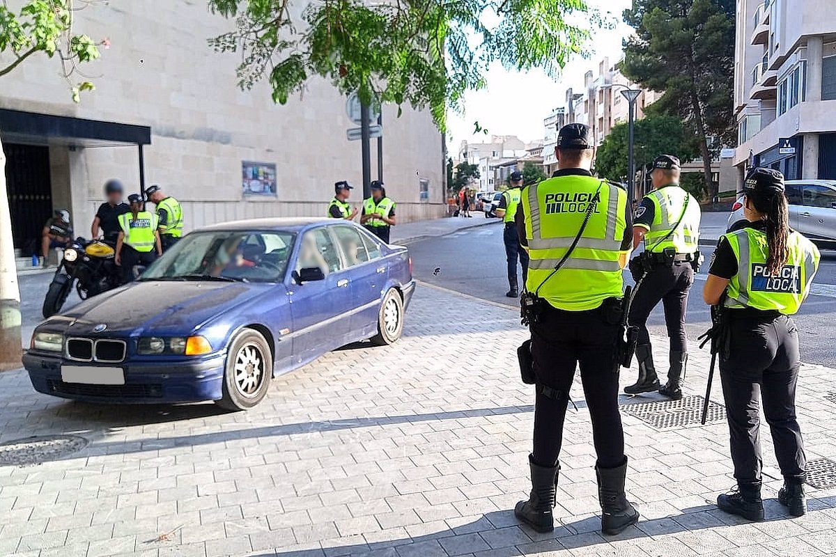 La Policía Local de Palma tramita 25 denuncias a vehículos y otras 26 a