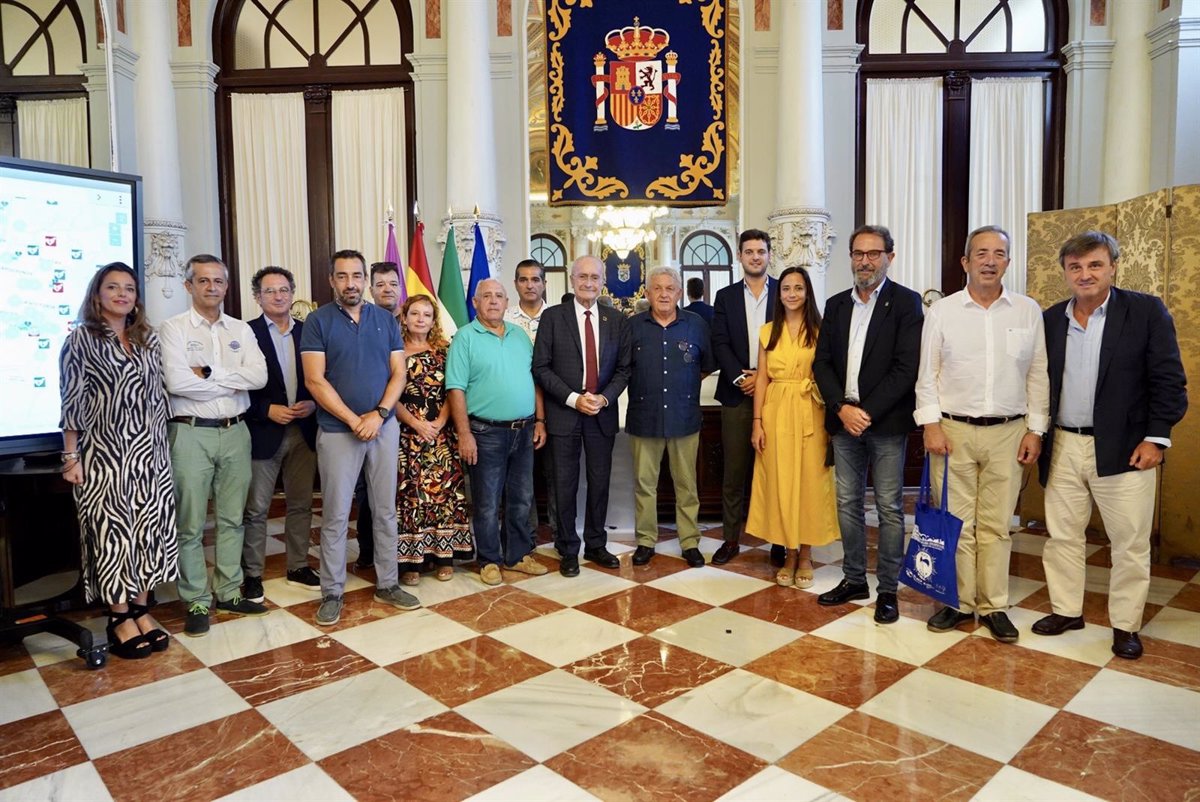 El Ayuntamiento incorpora 14 nuevos desfibriladores a la red de Málaga