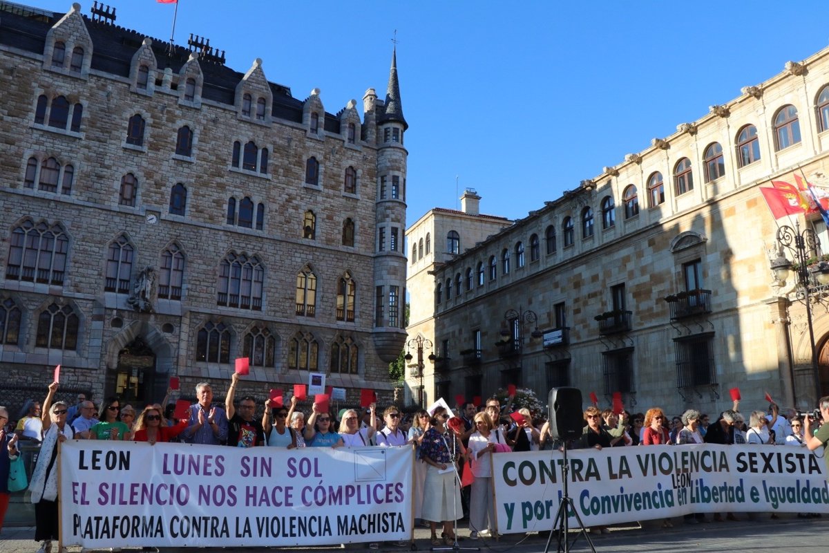 Unas 200 personas se concentran en León para mostrar su apoyo a la