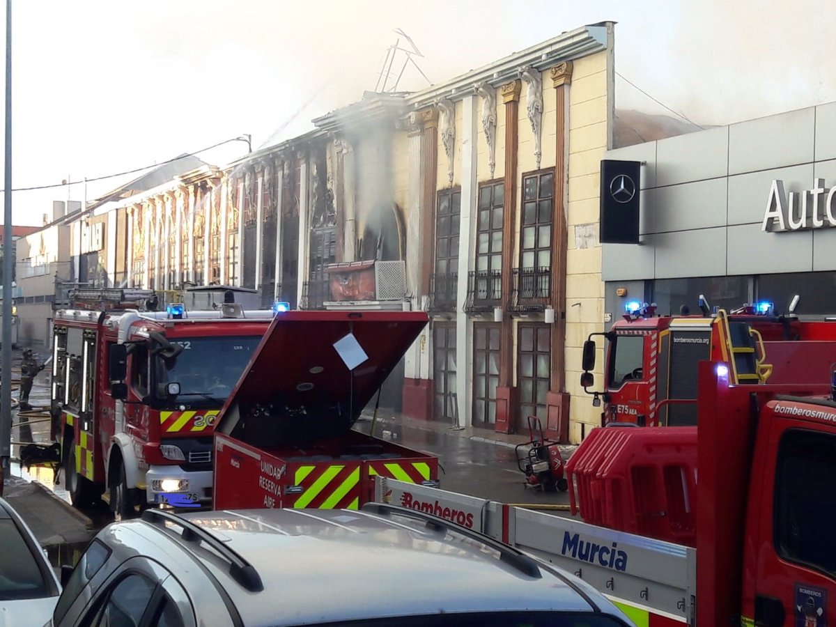 España Al menos cuatro fallecidos en el incendio de la discoteca en Murcia