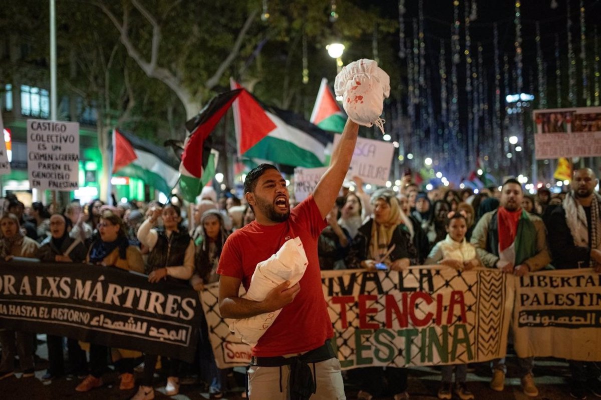 Unas Personas Se Manifiestan En Barcelona En Apoyo A Palestina