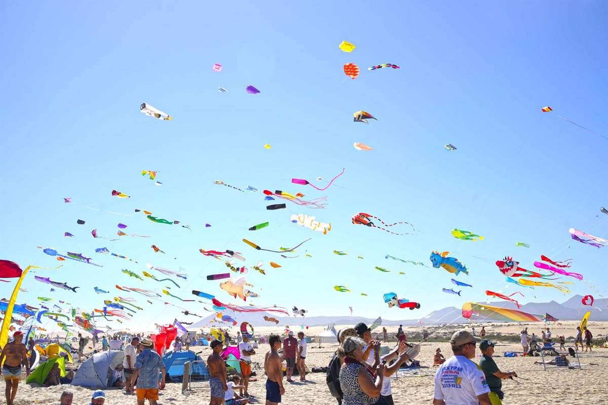 Centenares De Cometas Toman Las Grandes Playas De Corralejo