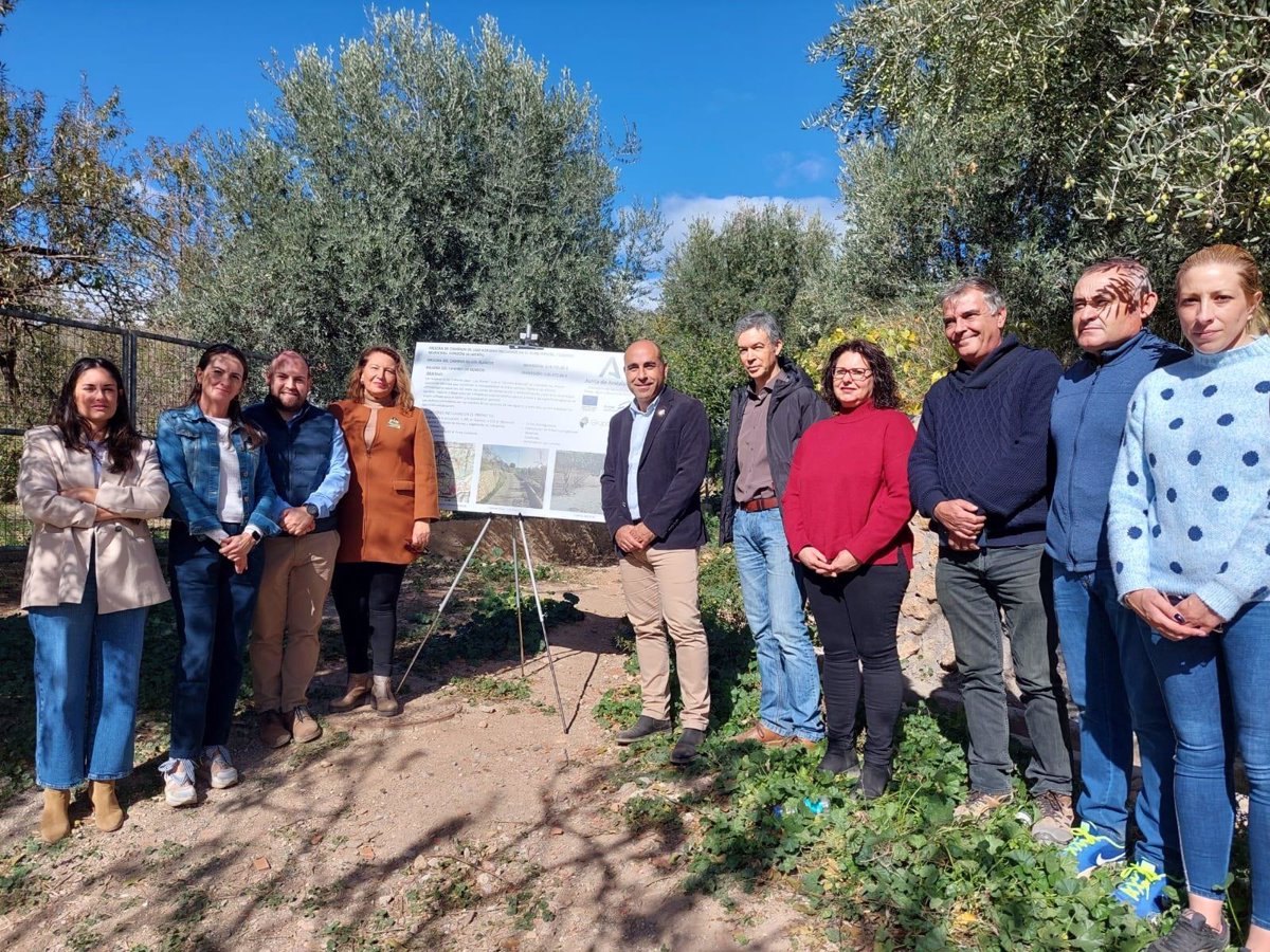 Crespo Visita Las Obras De Mejora Del Camino Rural De Benecid