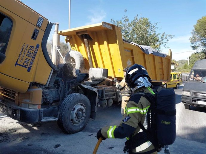 Efectivos de los bomberos de Ibiza participan en la extinción de un