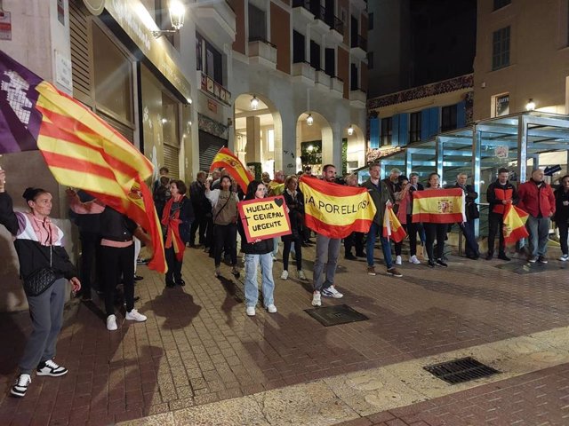 Cerca De Unas Personas Se Concentran Por Octava Jornada Ante La Sede