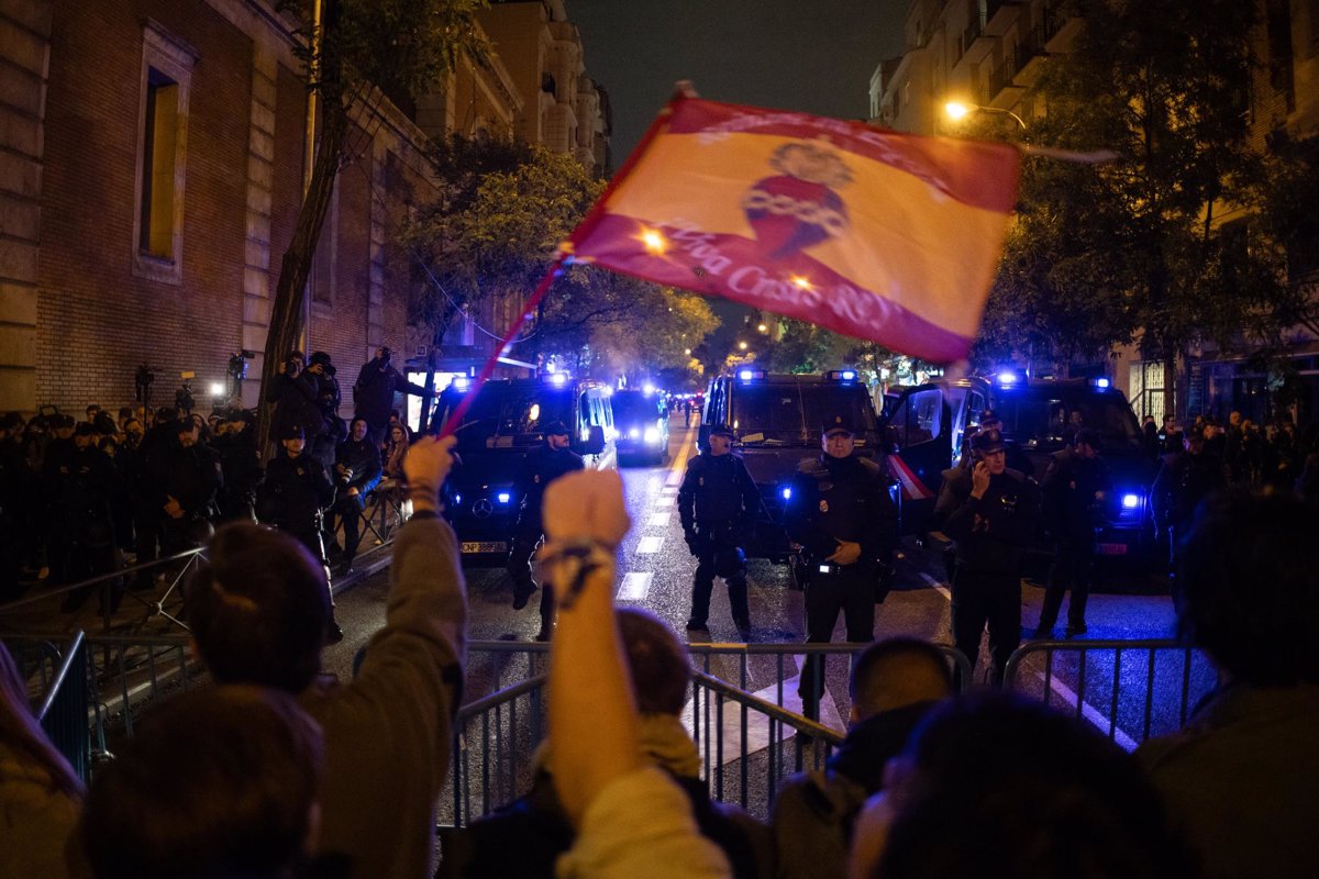 La sexta noche de protestas en Ferraz reúne a 1 500 personas en una