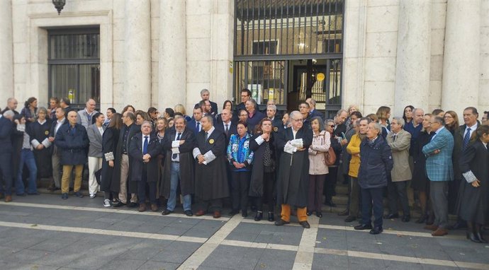 Más de un centenar de personas se concentra ante la Audiencia de