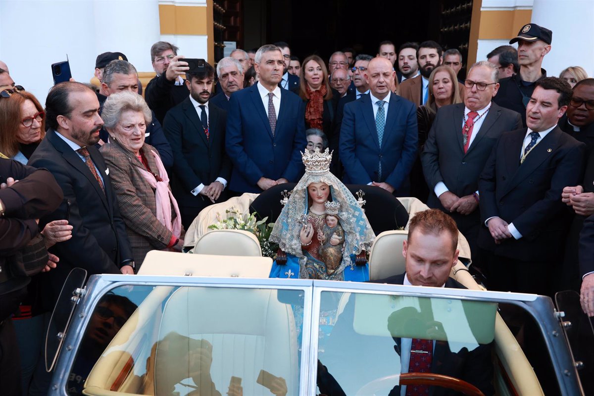 La Virgen De Valme Llega A Sevilla En Veh Culo Descapotable Para