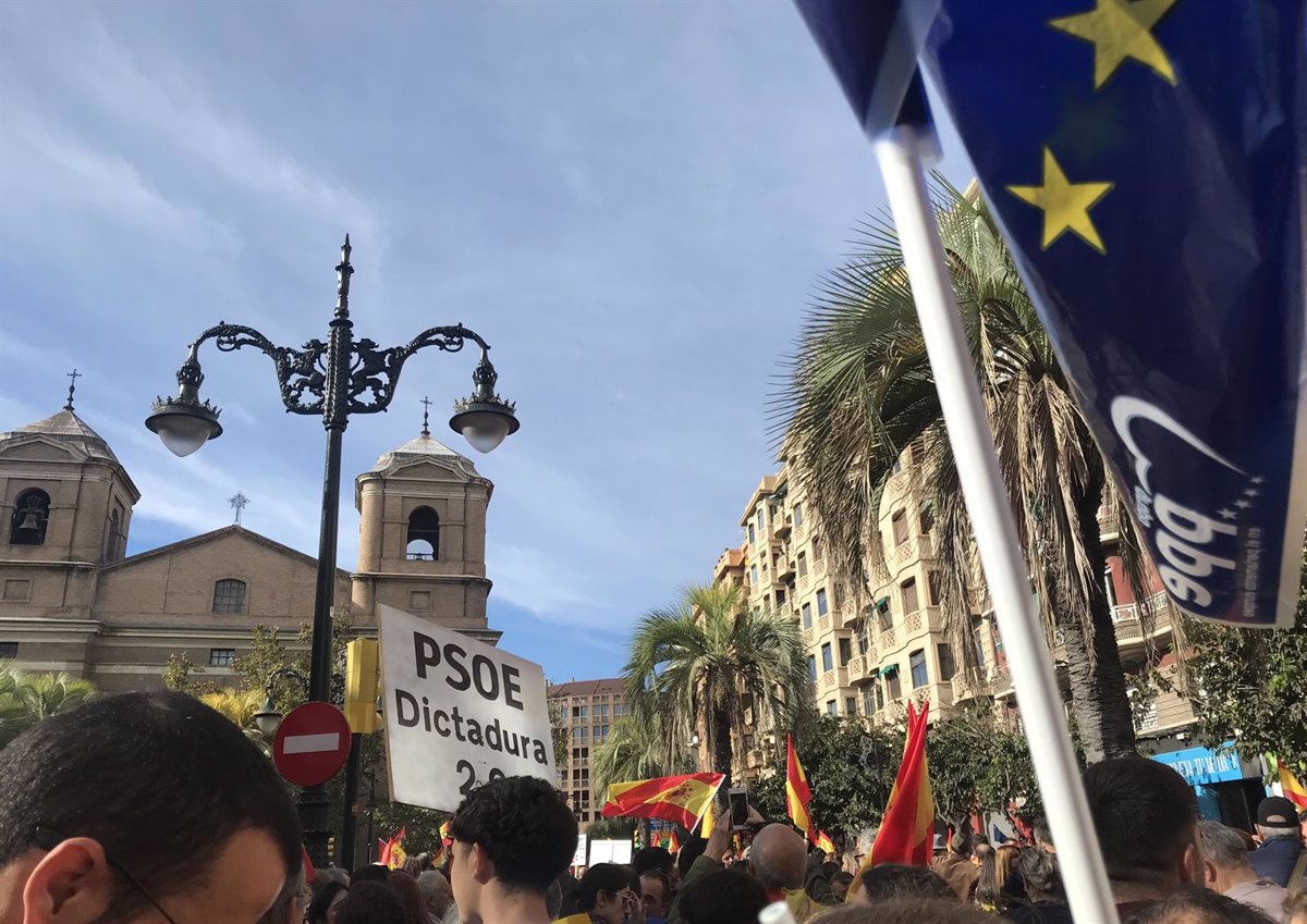 Vox Asiste A La Lectura Del Manifiesto De Denaes Frente A La Sede Del