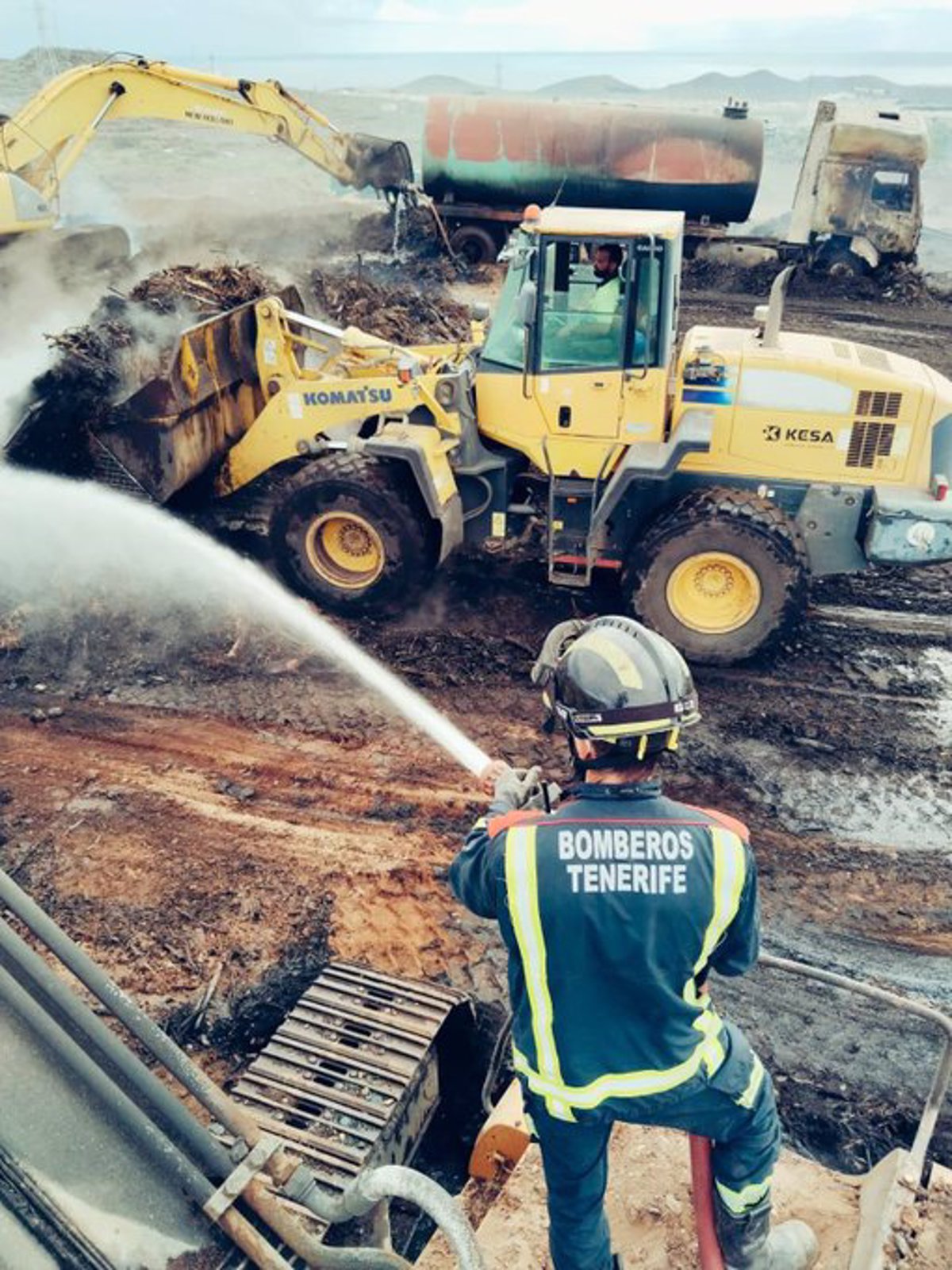 Dan Por Extinguido El Incendio De La Planta De Compostaje De Arona