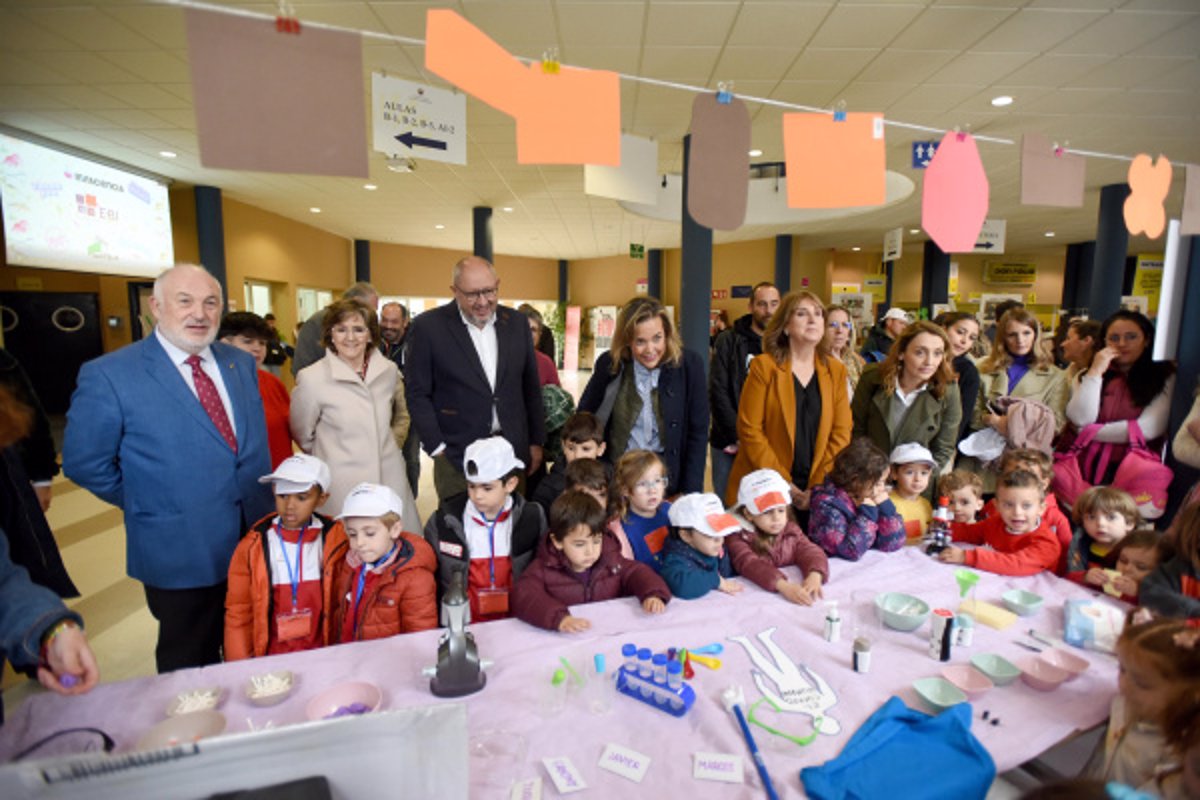 Medio Millar De Escolares Rinde Homenaje En C Rdoba A Mujeres