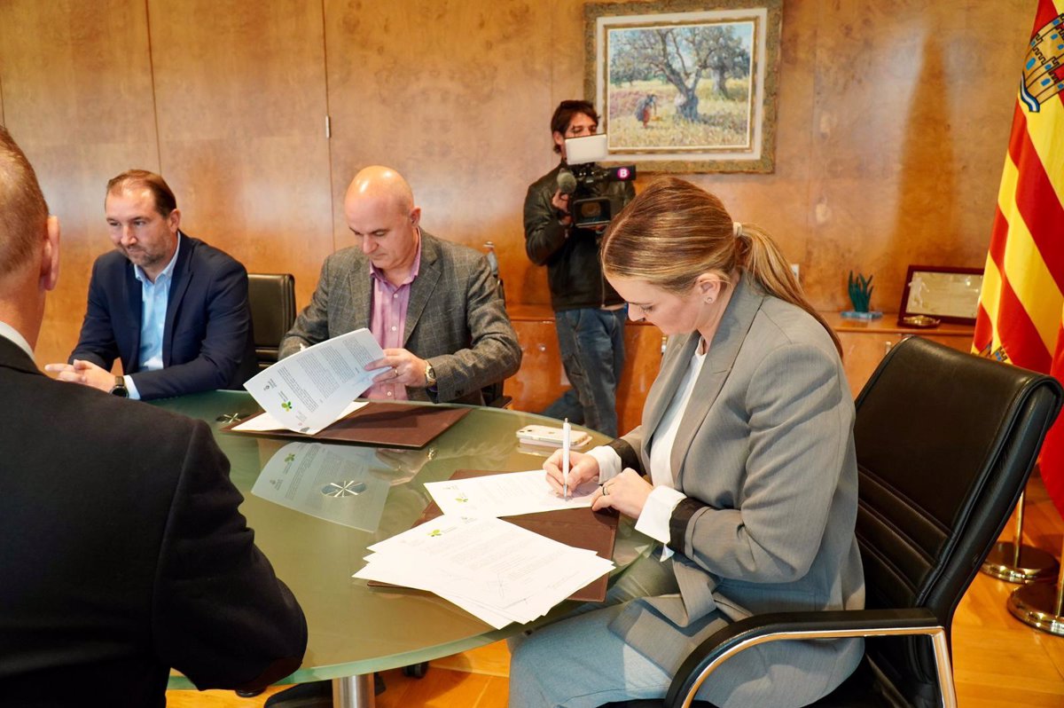 Prohens Firma En Ibiza El Convenio Del Pacto Por El Agua Y Transfiere