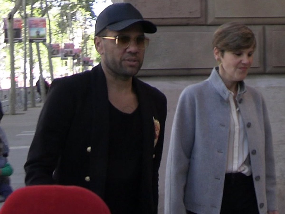 Dani Alves reaparece feliz y guiña un ojo a la prensa tras sus