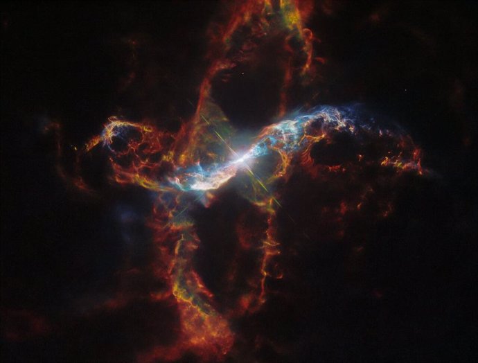 Hubble Captura Una Imagen De R Aquarii Una De Las Estrellas M S