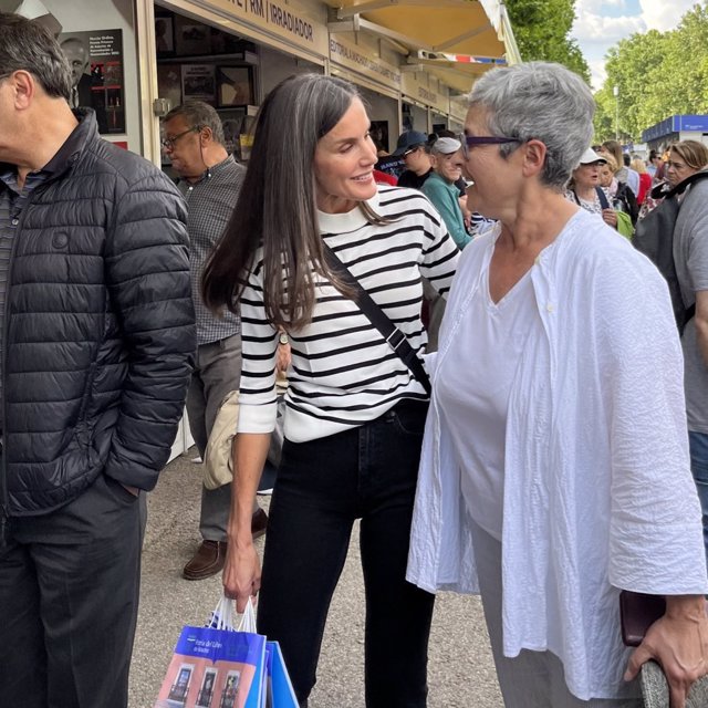 La Reina Letizia se cuela en la Feria del Libro de Madrid con su outfit más casual