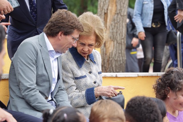 La Reina y el alcalde de Madrid compartiendo confidencias