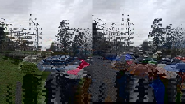 Decenas de personas marchan por el entorno de la ría de Solía para denunciar el impacto de las infraestructuras eólicas