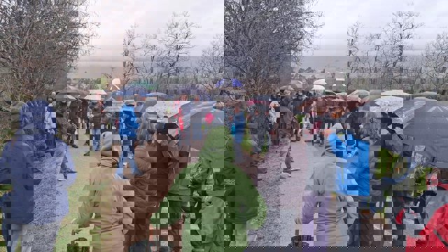 Decenas de personas marchan por el entorno de la ría de Solía para denunciar el impacto de las infraestructuras eólicas