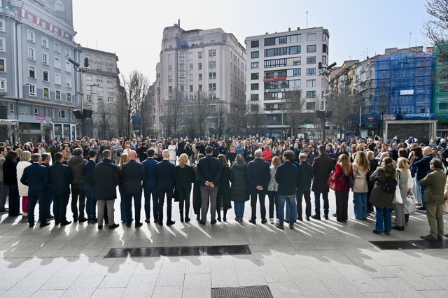 Decenas de personas se suman al minuto de silencio en Santander por las víctimas de El Bocal